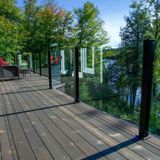 Revêtement de cèdre teint